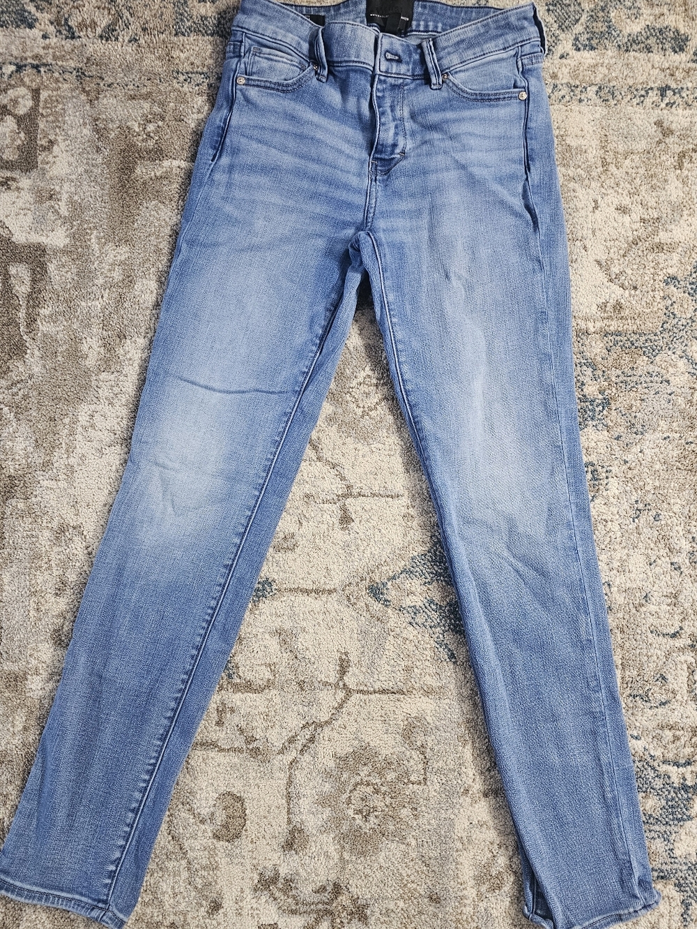 WHBM- Mid Rise Slim Size 2.  Classic Light Wash Women's Jeans - Light Blue